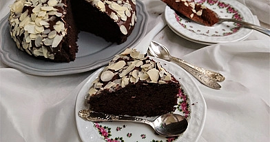Veganiškas šokoladinis pyragas su šokoladiniu glaistu ir migdolais