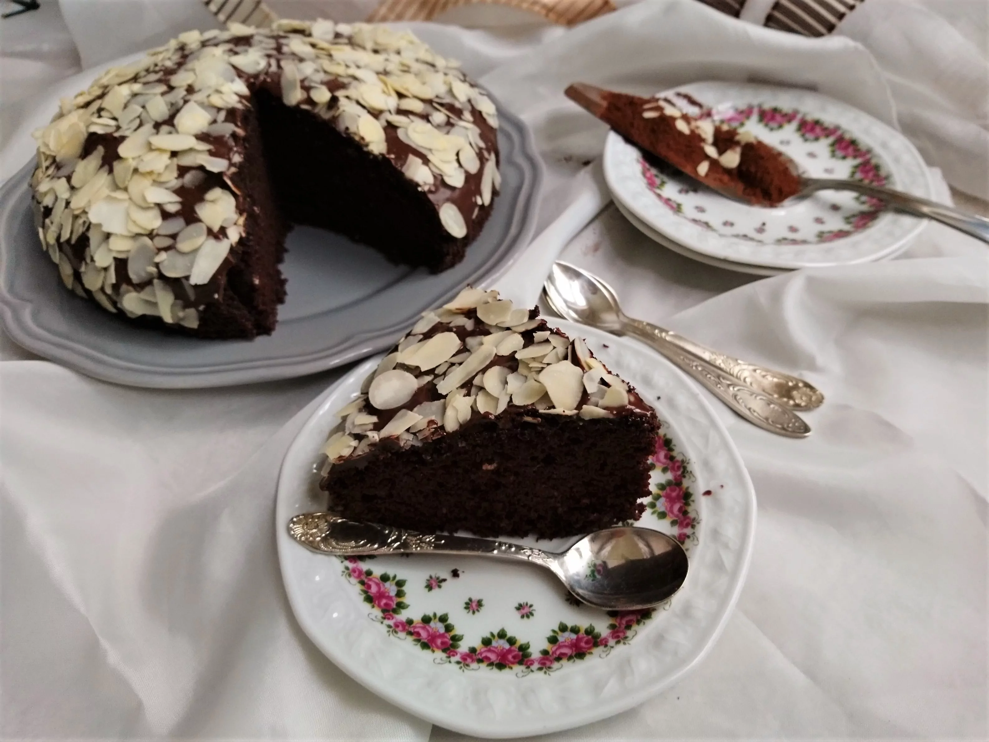 Веганский шоколадный торт с шоколадной глазурью и миндалем