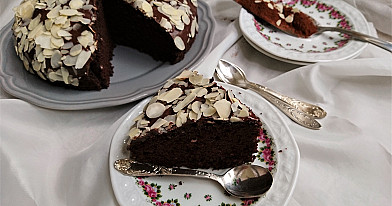 Веганский шоколадный торт с шоколадной глазурью и миндалем