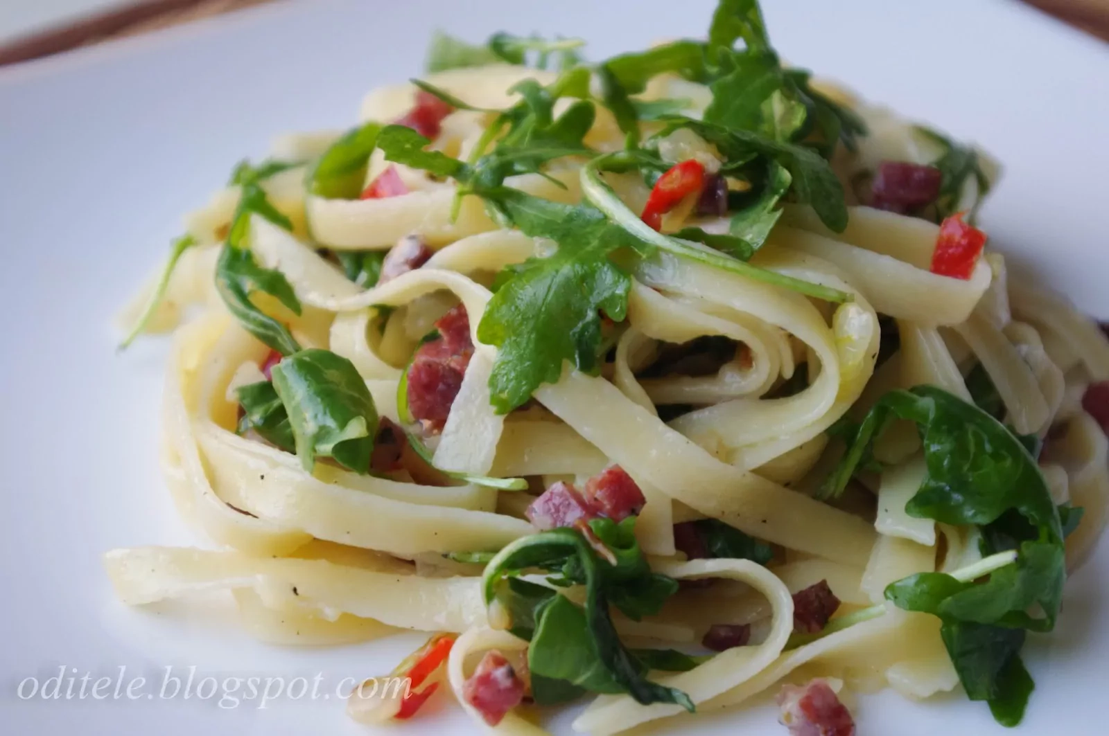 Быстро приготовленные макароны фетучини (Fettuccine) с горчицей и копченой колбасой