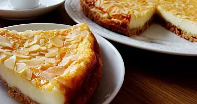 Maskarponės sūrio pyragas su migdolų plutele