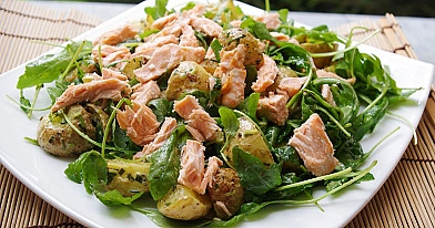 Полезный салат: руккола с жареным лососем и картофелем