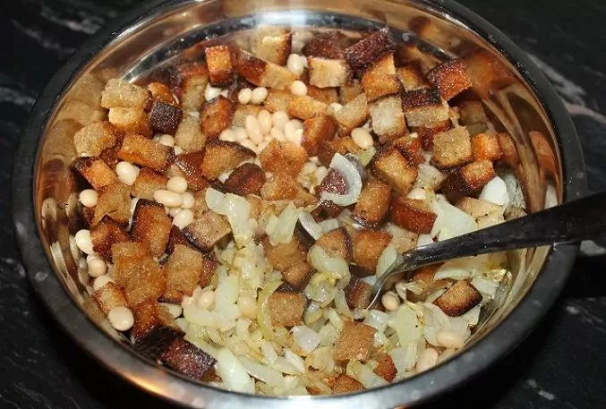 Greituko mišrainė su kepta duonyte