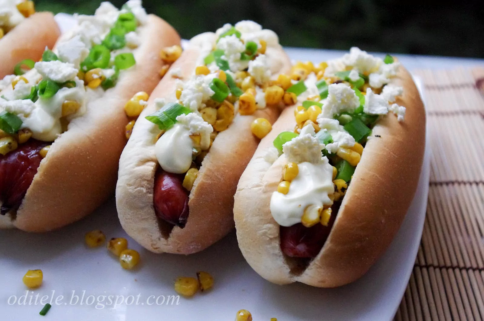 Naminiai dešrainiai Hot dog su rūkytomis dešrelėmis šviežiais kukurūzais