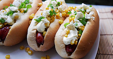Naminiai dešrainiai Hot dog su rūkytomis dešrelėmis šviežiais kukurūzais
