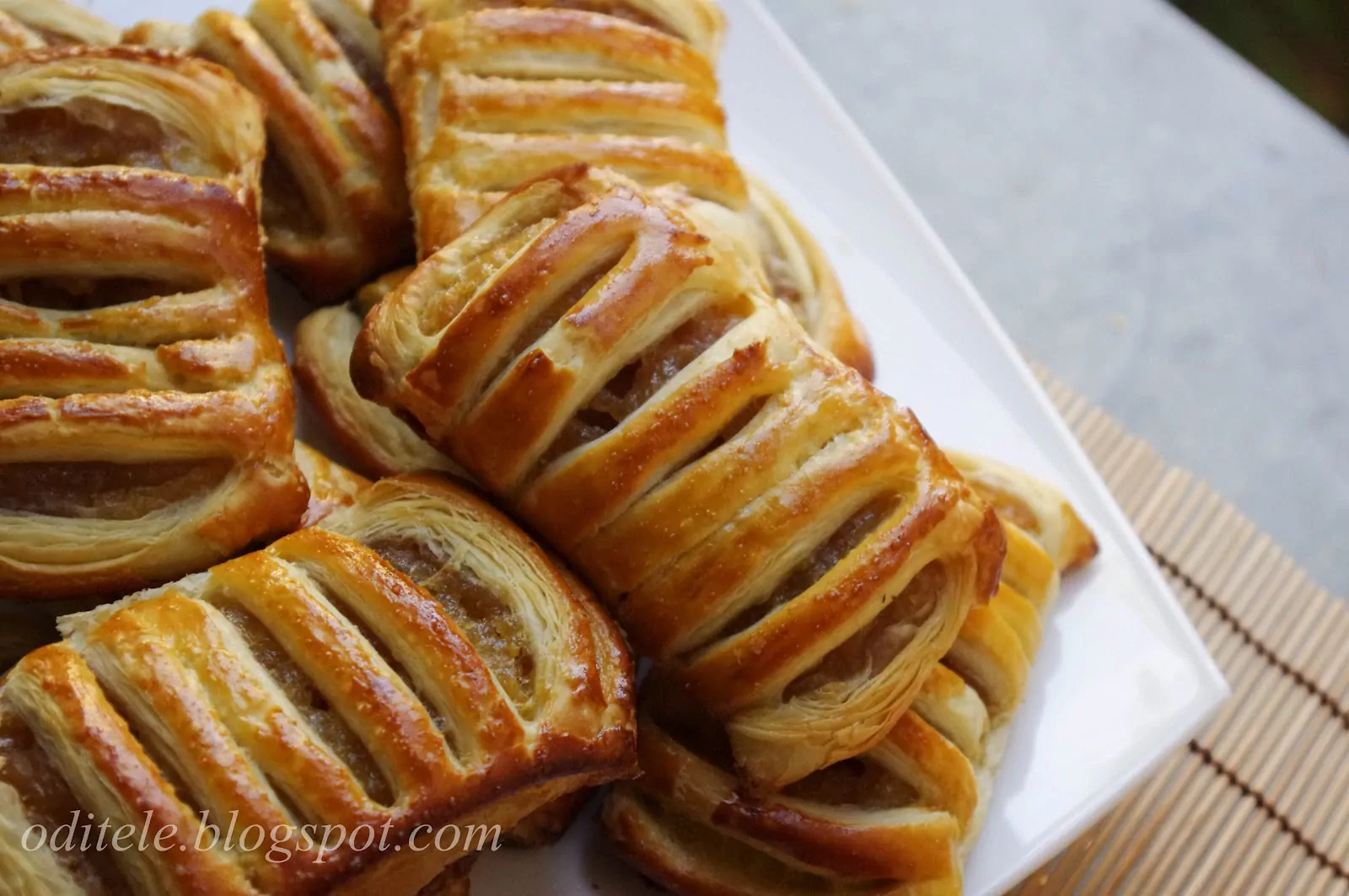 Greitai pagaminamos mielinės sluoksniuotos tešlos bandelės su obuoliais