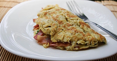 Skaniausias omletas su rūkyta šonine, sūriu ir svogūnų laiškais