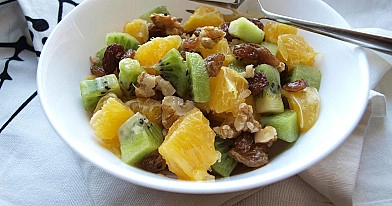 Веганский фруктовый салат из апельсина и киви с изюмом и медом