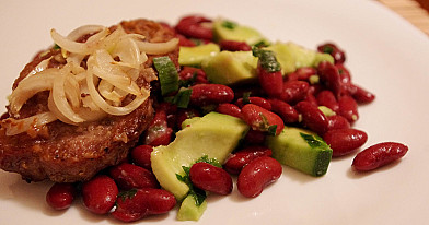 Konservuotų pupelių salotos su avokadu, svogūnų laiškais ir petražolėmis