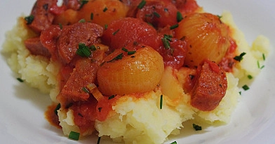 Рагу с колбасой чоризо и луком и консервированными помидорами