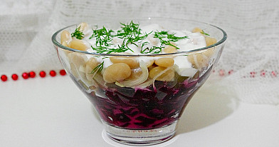 Virtų burokėlių ir pupelių salotos su marinuotais agurkais ir porais