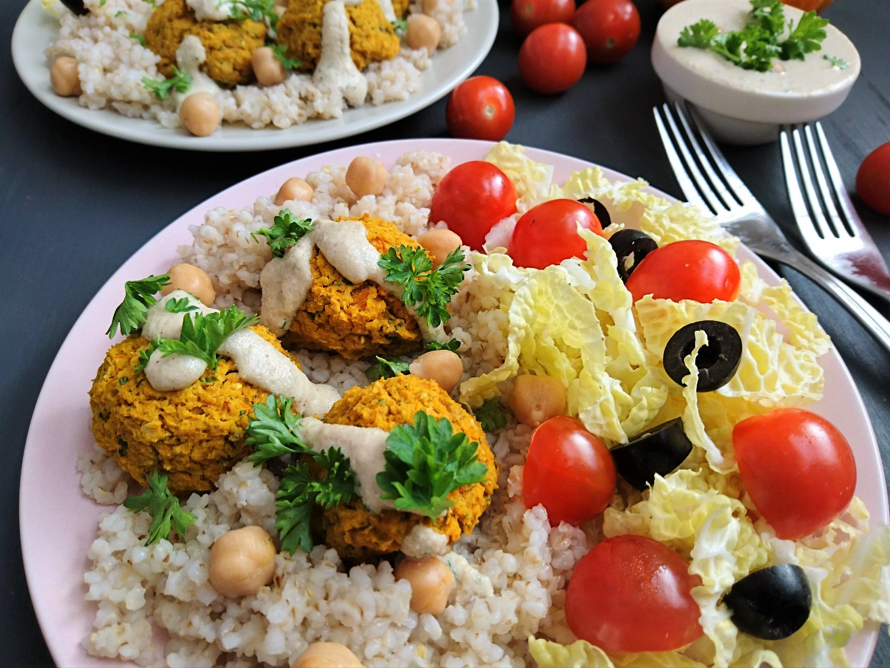 Veganiški moliūginiai falafeliai iš avinžirnių, kepti orkaitėje su riešutų (anakardžių) padažu