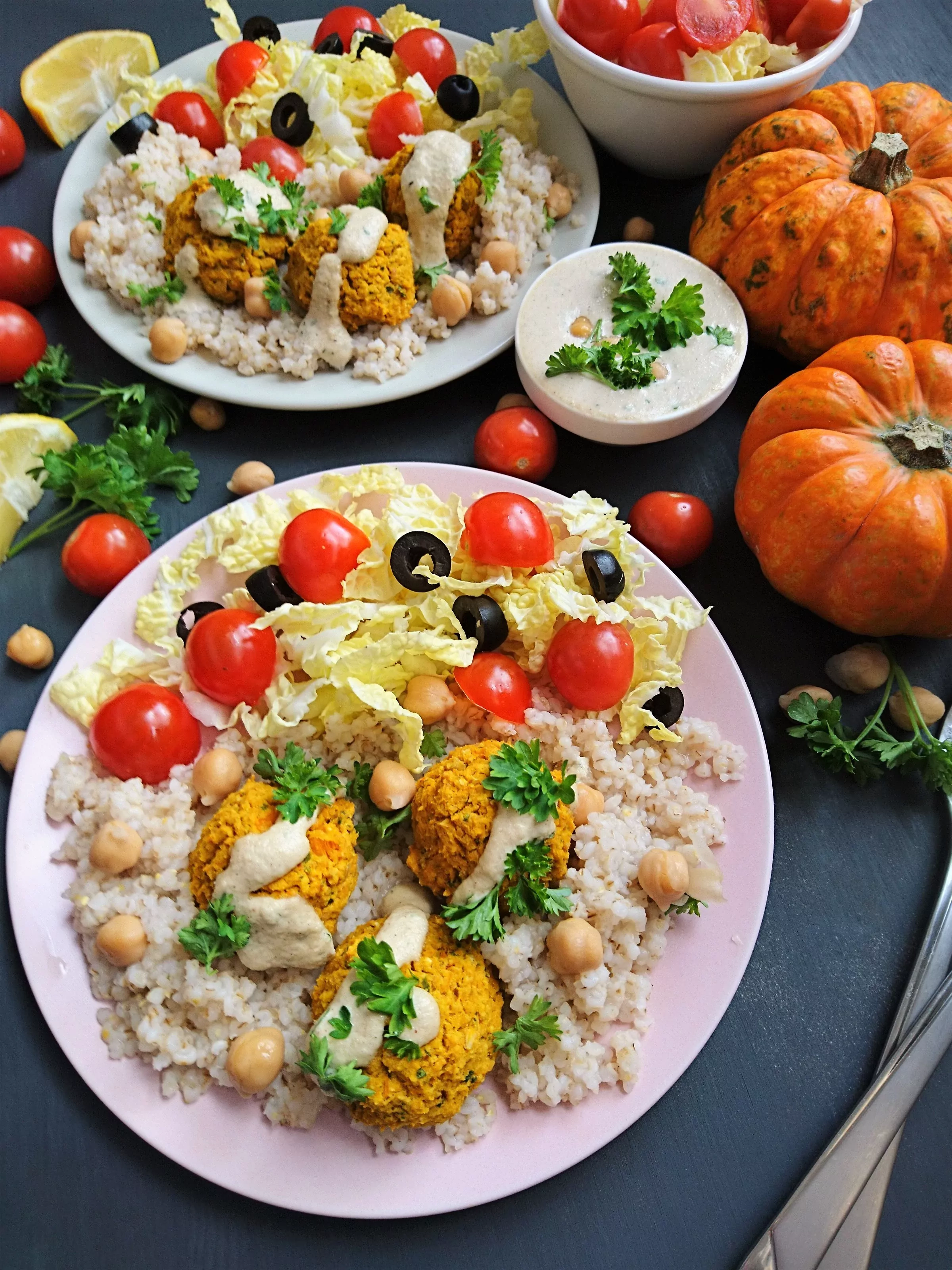 Веганский фалафель из тыквы и нута, запеченный в духовке с ореховым (кешью) соусом