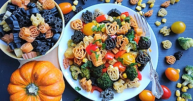 Veganiškos / vegetariškos makaronų salotos su brokoliais ir raudonąja paprika