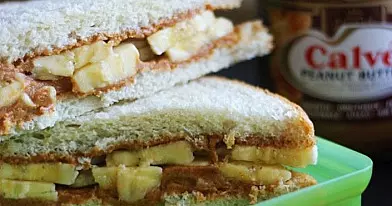 Žemės riešutų sviesto ir bananų sumuštiniai
