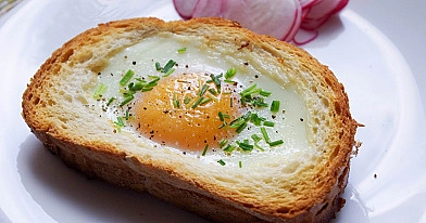 Kiaušinis keptas orkaitėje, dviguboje batono riekelėje