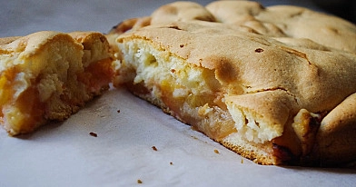 Greitai pagaminamas purus biskvitinis pyragas su slyvomis arba obuoliais