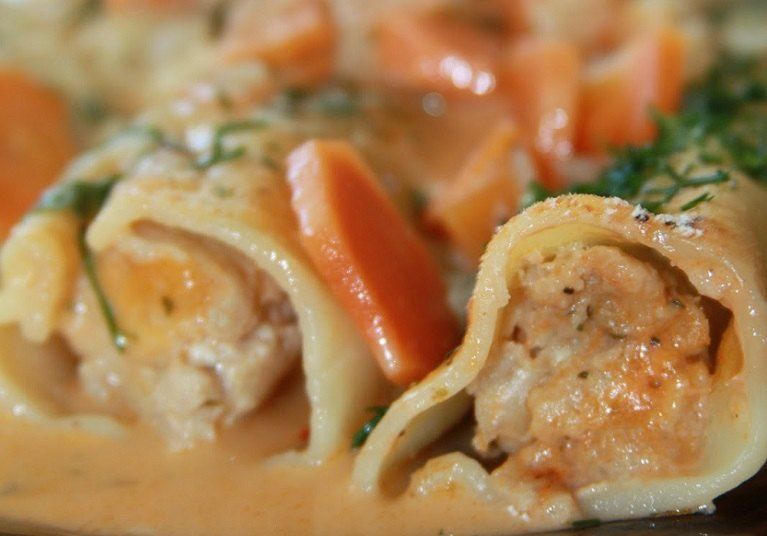 Dideli cannelloni įdaryti makaronai su faršu troškinti grietinėlėje - keptuvėje
