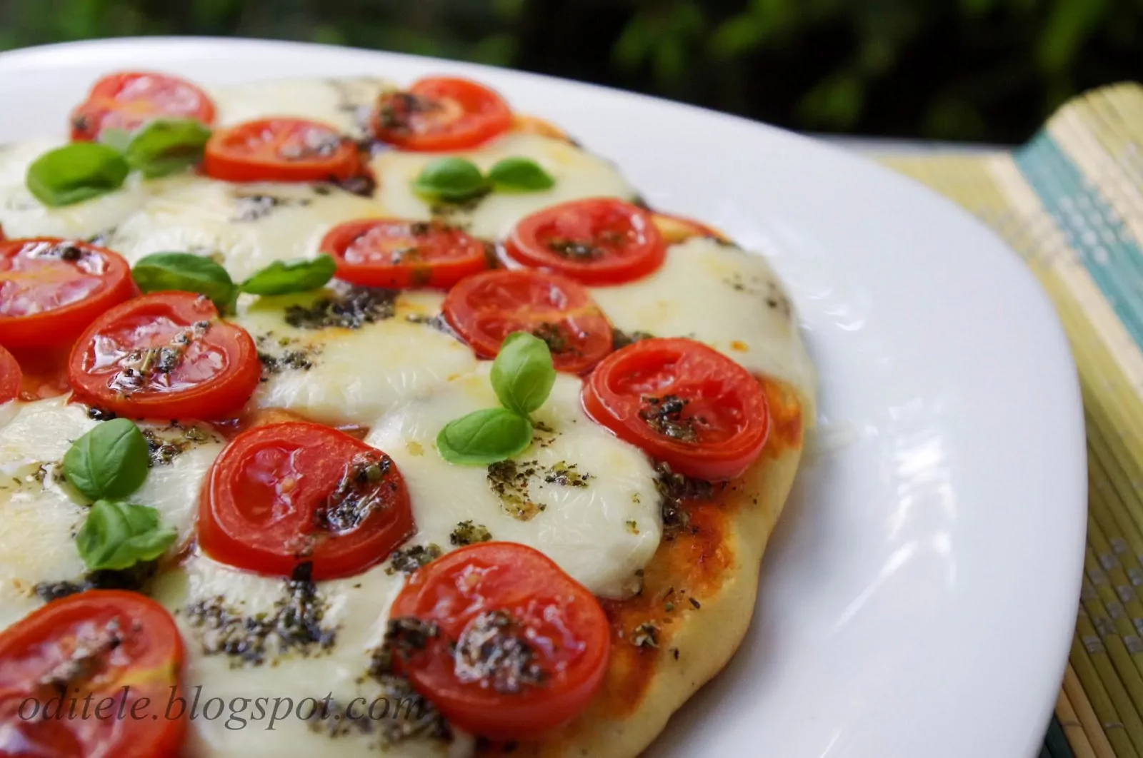 Vegetariškos mini picos su mocarelos sūriu ir vyšniniais pomidorais