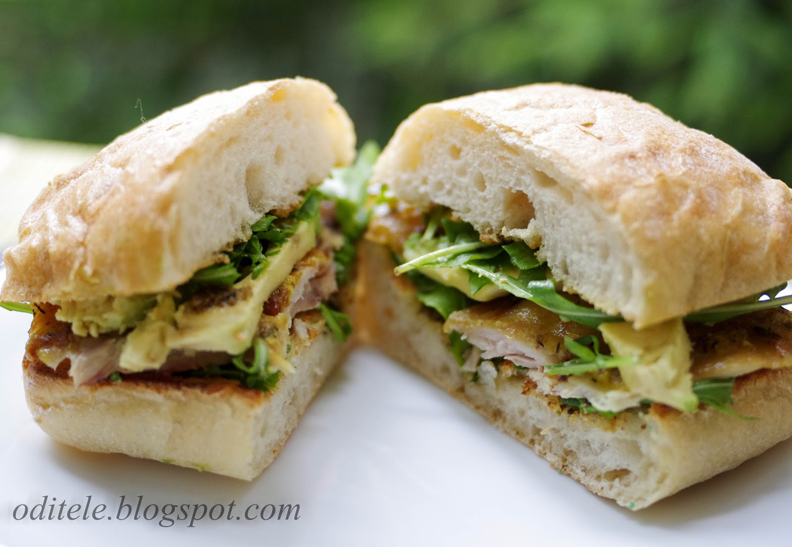 Čiabatos sumuštinis su vištiena ir avokadu
