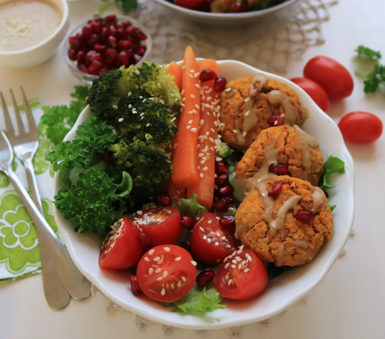 Veganiški saldžiųjų bulvių falafeliai iš avinžirnių orkaitėje