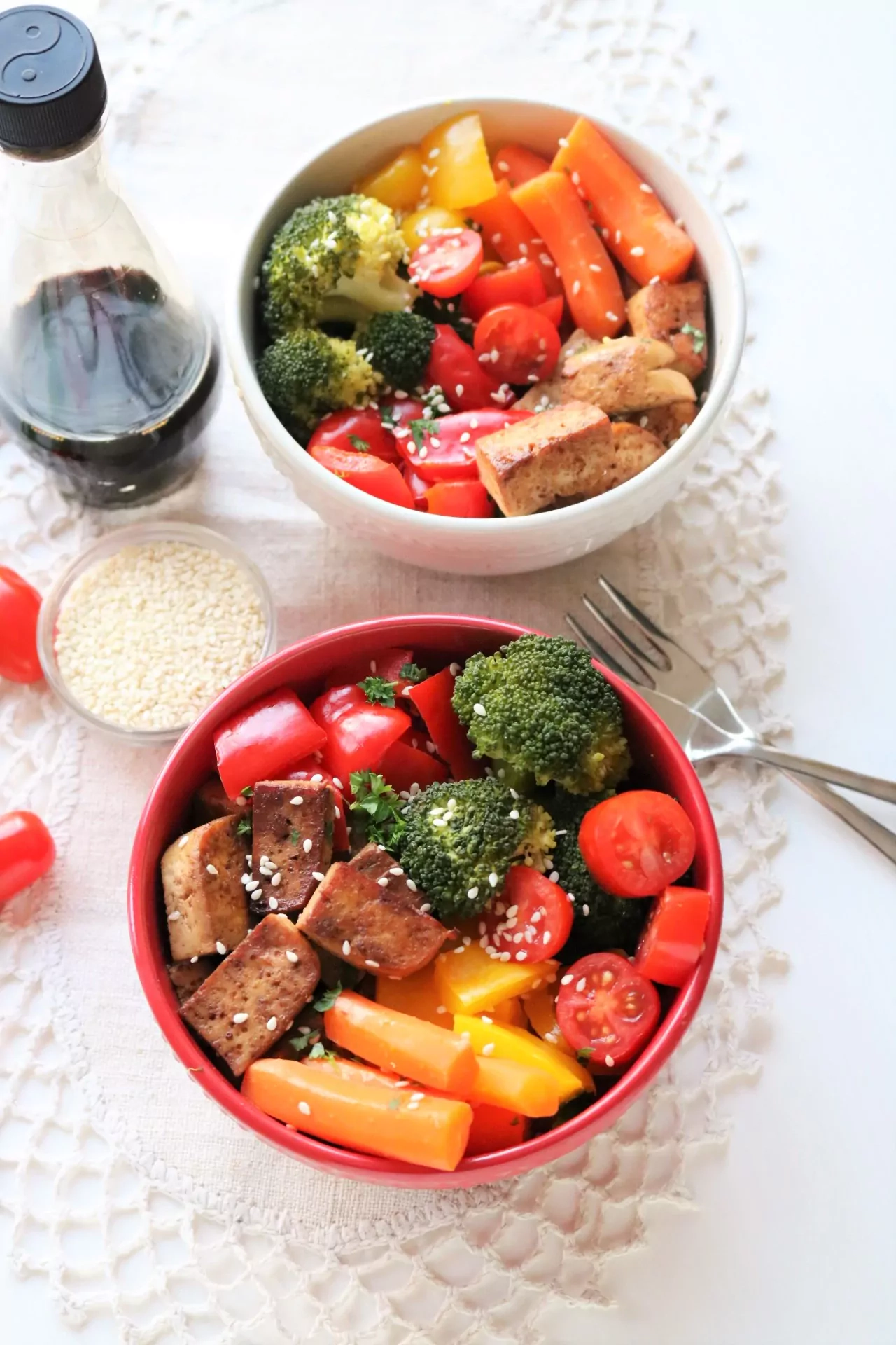 Veganiškas terijaki tofu dubuo su daržovėmis