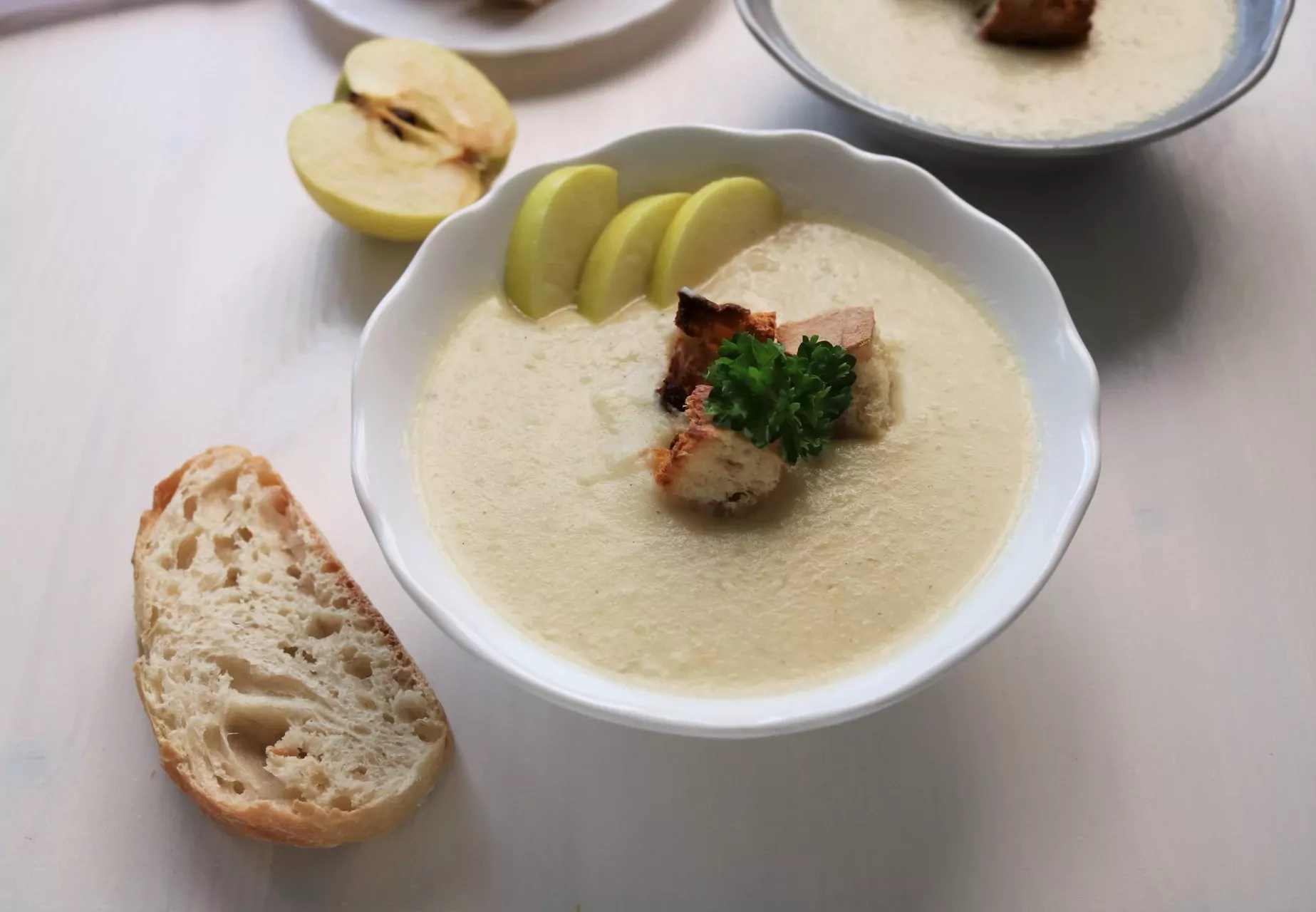 Greitai pagaminama veganiška kreminė žiedinių kopūstų ir obuolių sriuba