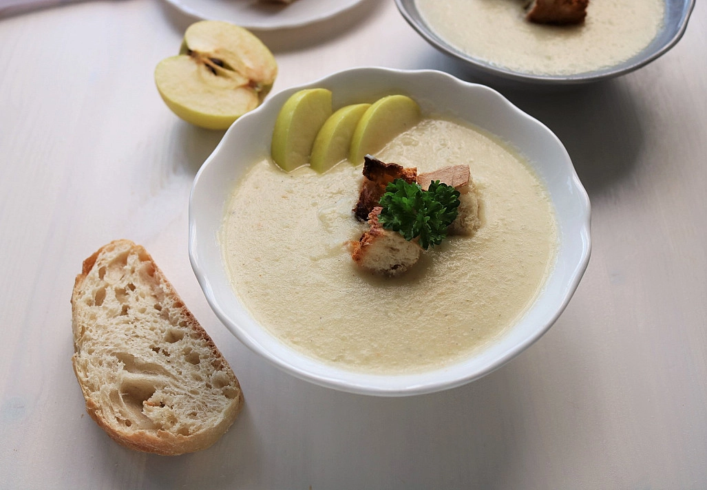 Greitai pagaminama veganiška kreminė žiedinių kopūstų ir obuolių sriuba