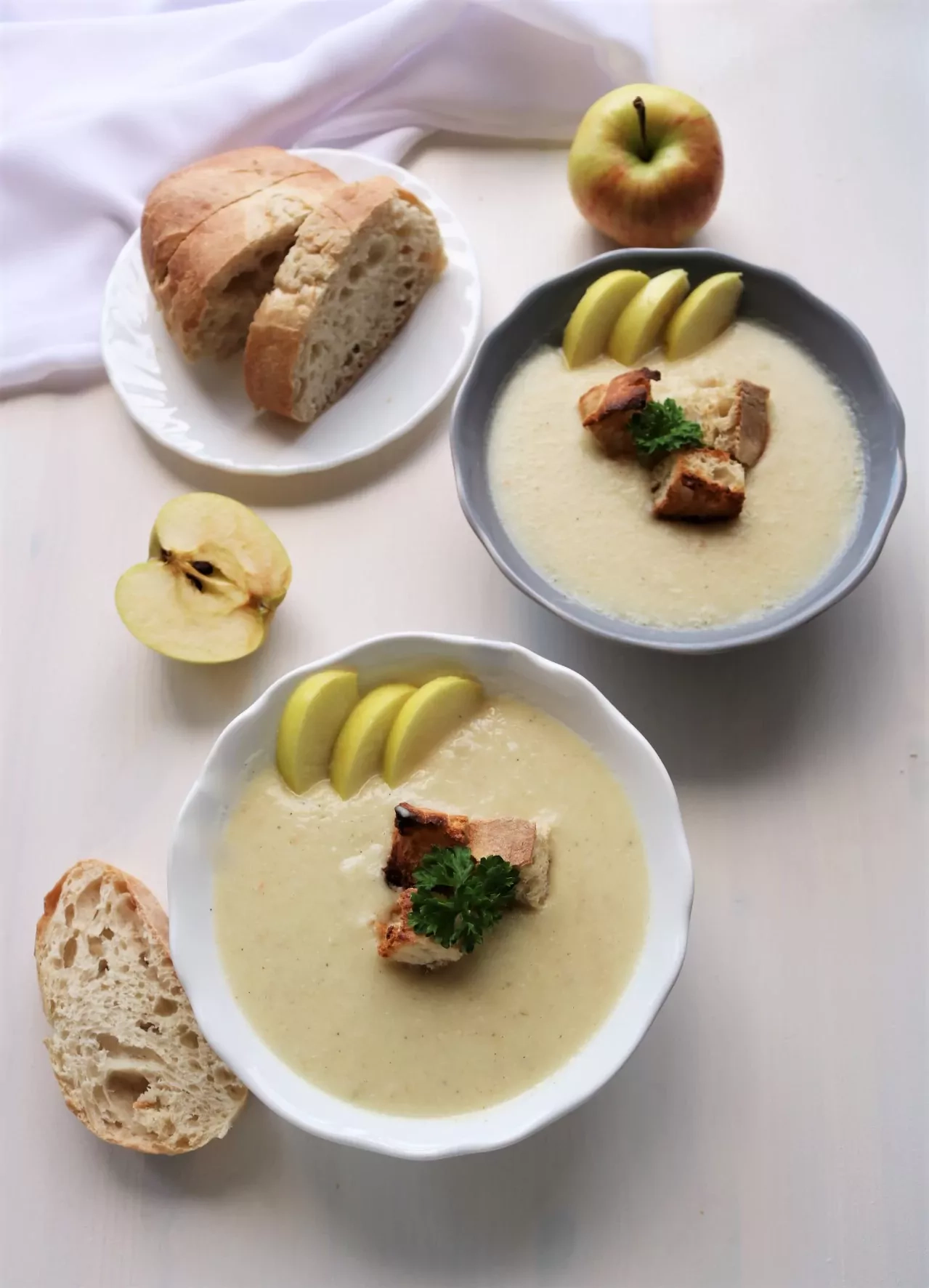 Greitai pagaminama veganiška kreminė žiedinių kopūstų ir obuolių sriuba