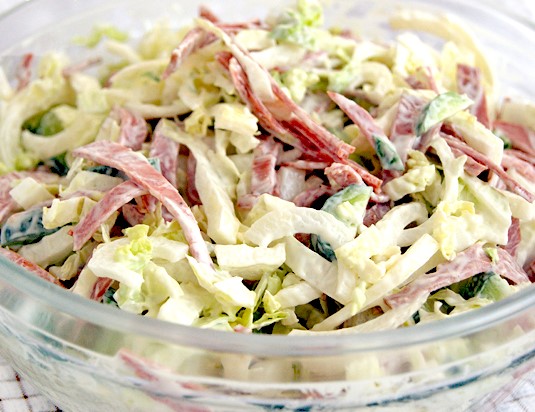 Салат из огурцов и копченой колбасы