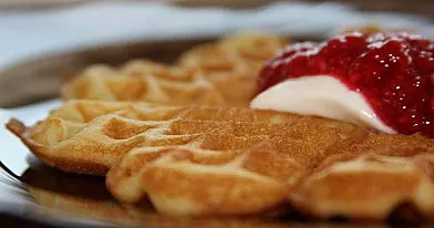 Блины сердец, напоминающие кексы и даже торт