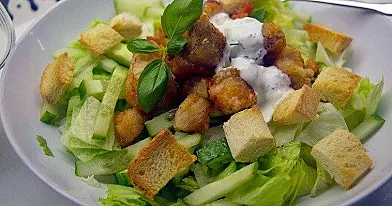 Зеленый салат с хрустящей курицей