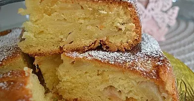 Мокрый яблочный пирог с йогуртом