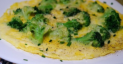Keptuvėje keptas vegetariškas omletas su brokoliais ir sūriu