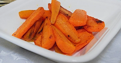 Garnyras prie mėsos: Keptuvėje karamelizuotos morkos