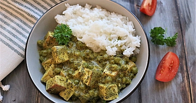 Veganiškas - Indiškas palak tofu panyras su špinatais ir žirneliais
