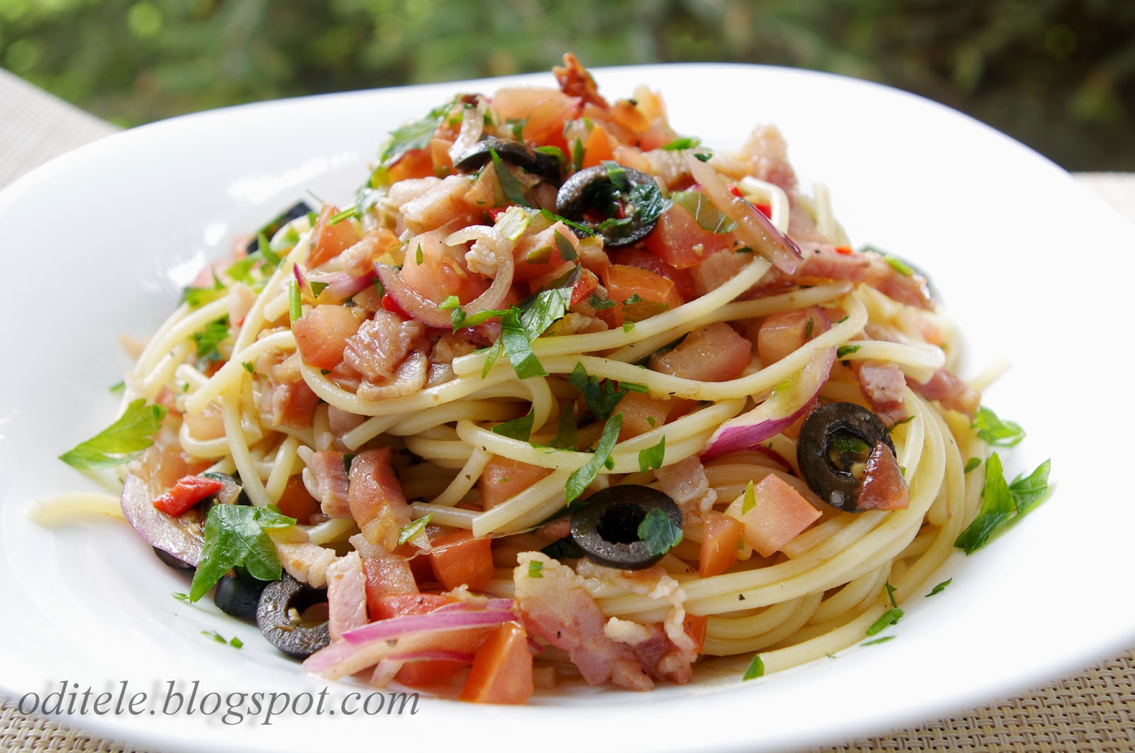 Makaronai - spagečiai su ančiuviais, pomidorais ir šonine