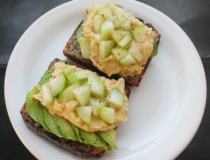 Frühstück Sandwich mit Hummus und Avocado