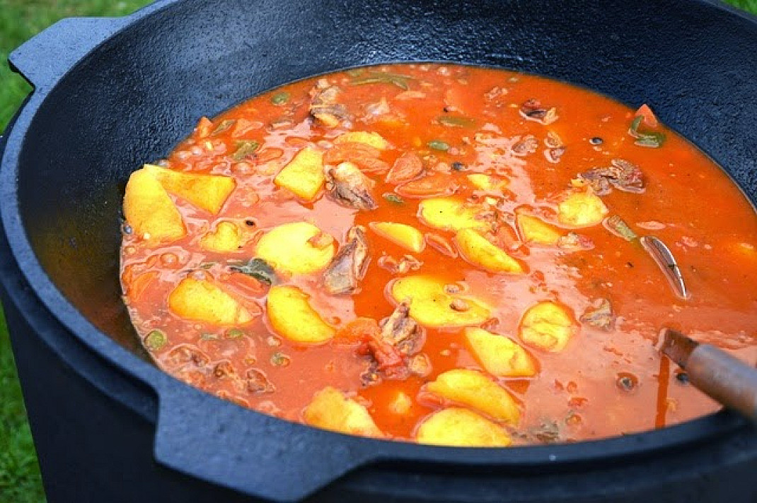 Кавурма - суп шурпа в казане с бараниной / говядиной и картофелем