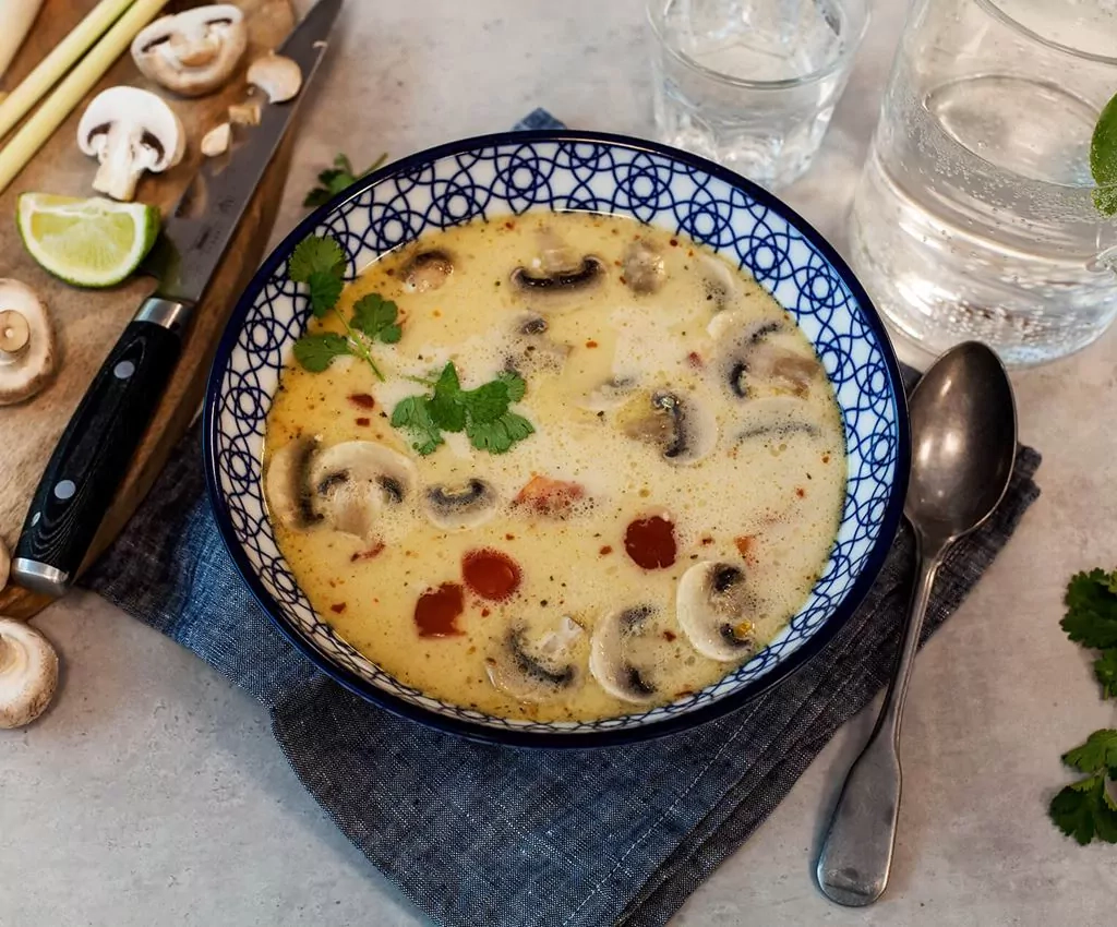 Vištienos sriuba Tom Kha su pievagrybiais ir kokosų pienu
