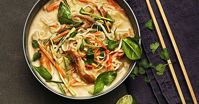 Tailandietiška vištienos ir daržovių Tom Kha sriuba su makaronais