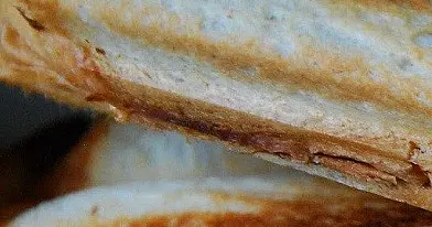 Karšti sumuštiniai su šokoladiniu varškės sūreliu ir bananais