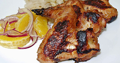 Куриные крылышки, маринованные в ореховой пасте с апельсиновым салатом