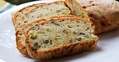 Хлеб с жареным луком, подсолнечником и тыквенными семечками