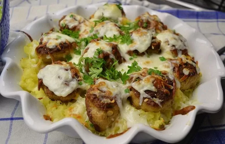 Kiaulienos kukulių ir bulvių apkepas su sūriu