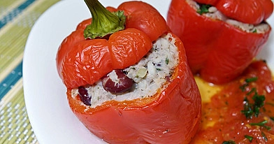 Faršu įdarytos paprikos keptos orkaitėje su pomidorų padažu
