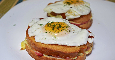 Orkaitėje kepti karšti sumuštiniai su kumpiu, sūriu ir keptu kiaušiniu