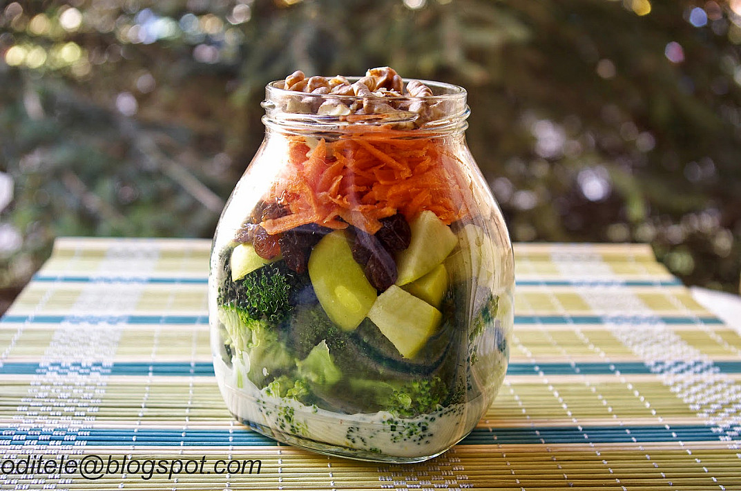 Morkų salotos su brokoliais ir jogurtiniu padažu (salotos stiklainėlyje)