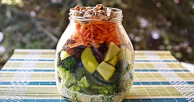 Morkų salotos su brokoliais ir jogurtiniu padažu (salotos stiklainėlyje)