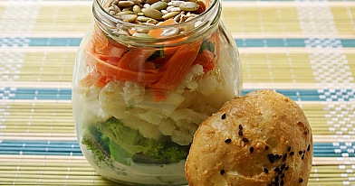 Salotos su kalafiorais, brokoliais ir jogurtiniu padažu (salotos stiklainėlyje)